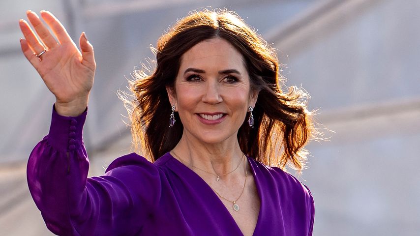 Elegant: Dänische Königin Mary strahlt in violetter Bluse!