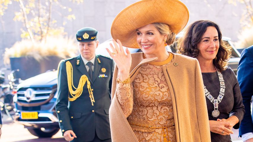 Goldener Herbstlook: Königin Máxima strahlt in Spitzenkleid