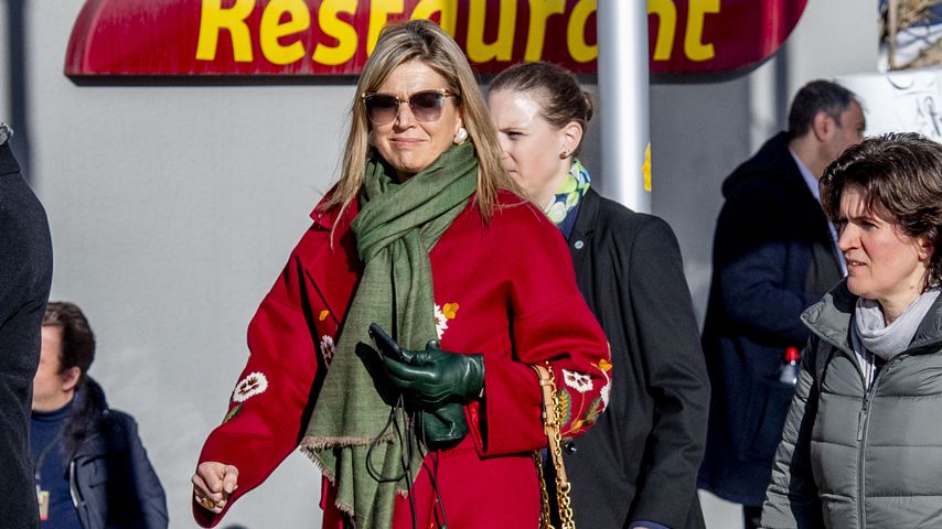 Style-Fehltritt? Königin Máxima im roten Blumen-Mantel