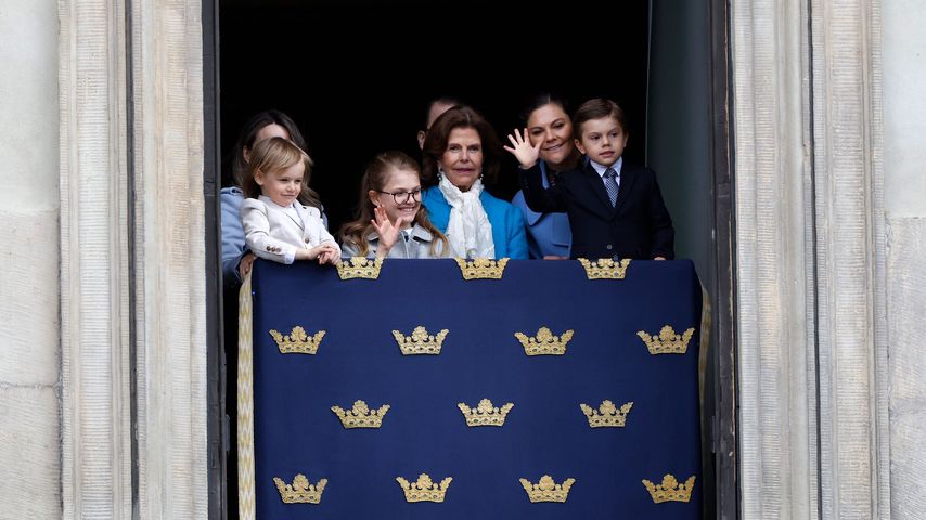 Königin Silvia von Schweden mit ihren Enkelkindern im April 2022