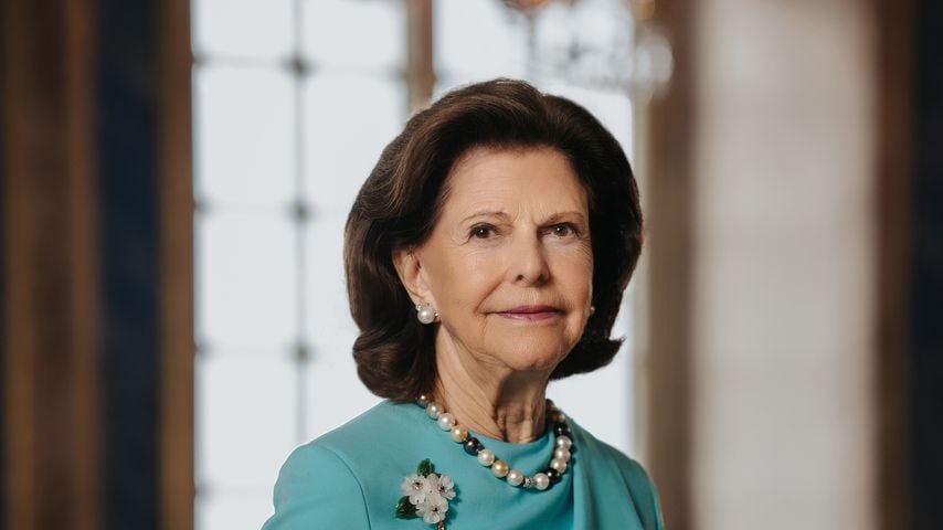 Königin Silvia schmückt mit ihren Enkeln den Weihnachtsbaum