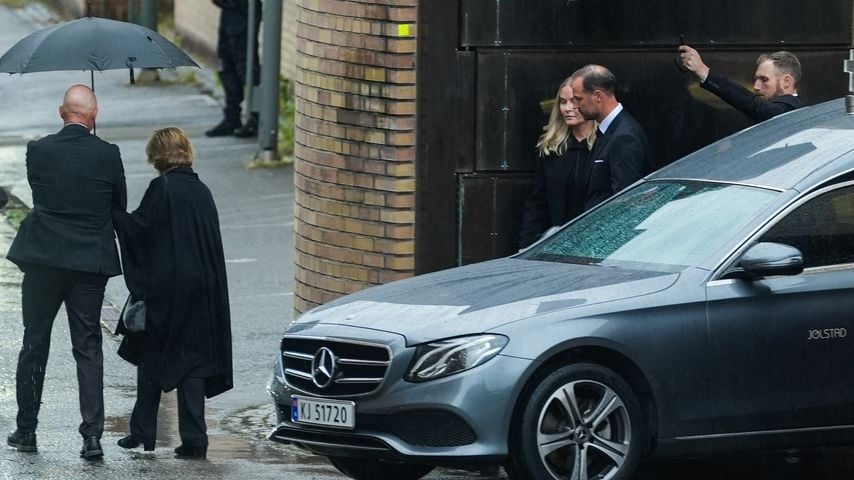 Königin Sonja, König Haakon VIII und Königin Mette-Marit verlassen nach Haralds Tod die Krankenhauskapelle im Regen