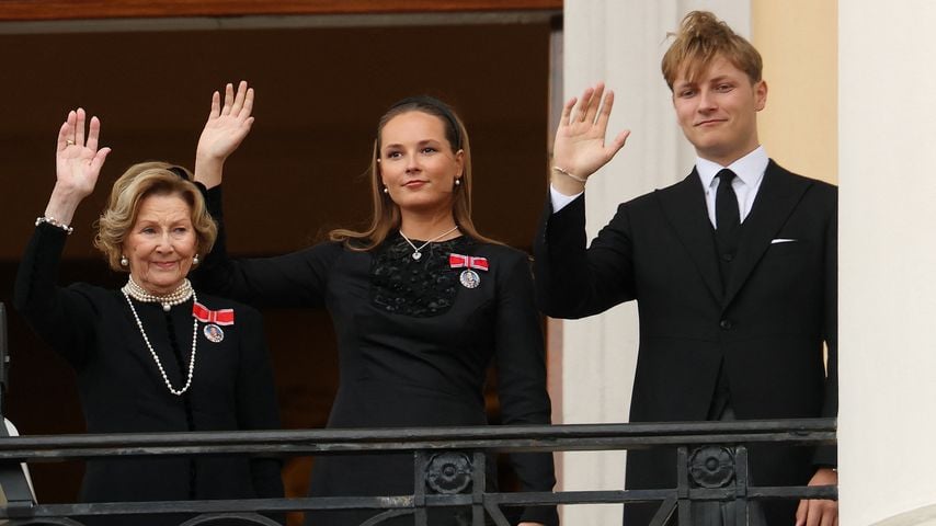 Königin Sonja, Kronprinzessin Ingrid Alexandra und Prinz Sverre Magnus winken nach der Beisetzung von König Harald V in Oslo