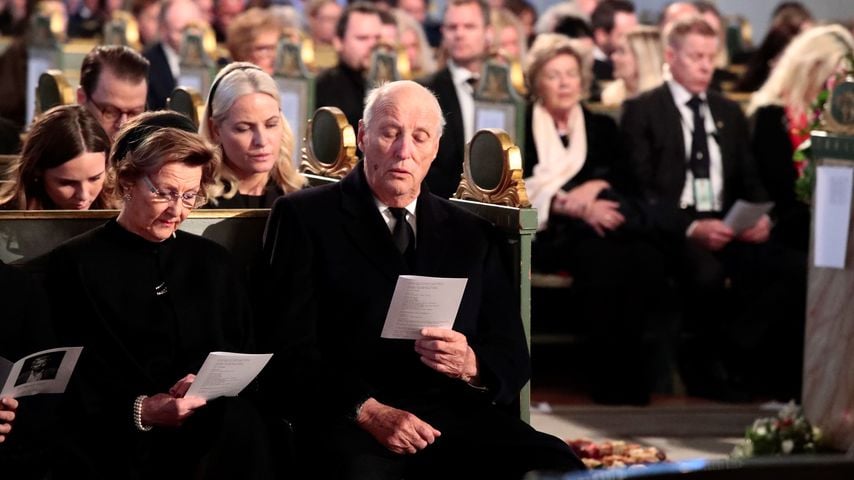 Königin Sonja, Prinzessin Mette-Marit und König Harald auf Ari Behns Trauerfeier
