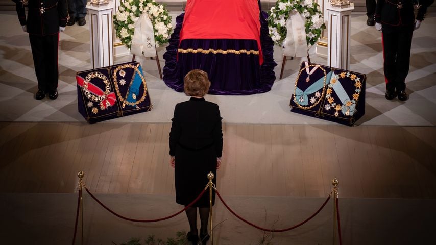 Königin Sonja trauert am Sarg ihres verstorbenen Mannes, König Harald V.