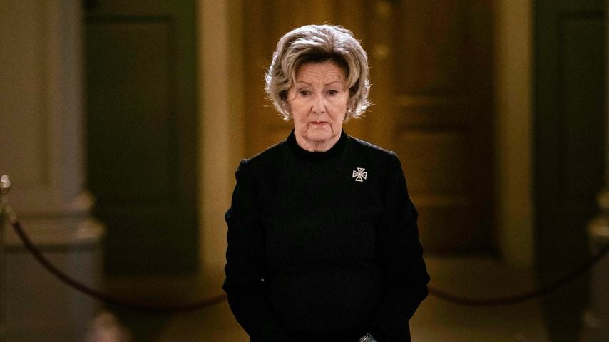 Bewegende Bilder: Königin Sonja trauert am Sarg von Harald