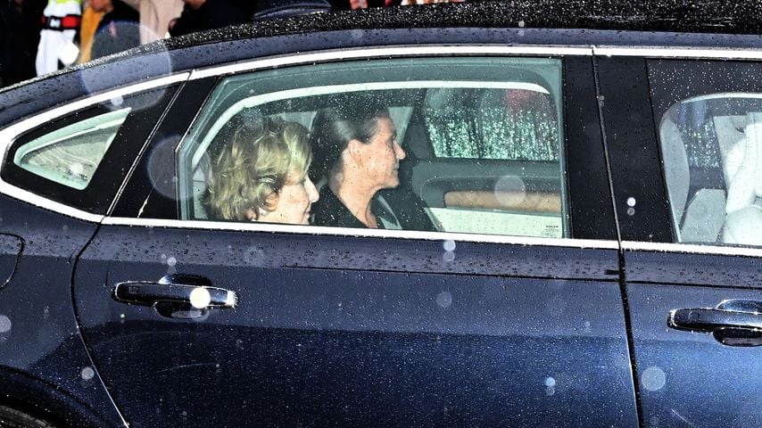 Königin Sonja und Prinzessin Märtha Louise begleiten den Sarg von König Harald V in Oslo