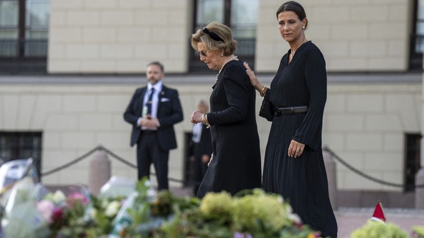 Königin Sonja und Prinzessin Märtha Louise gedenken König Harald V. vor Blumen und Beileidsbekundungen in Oslo