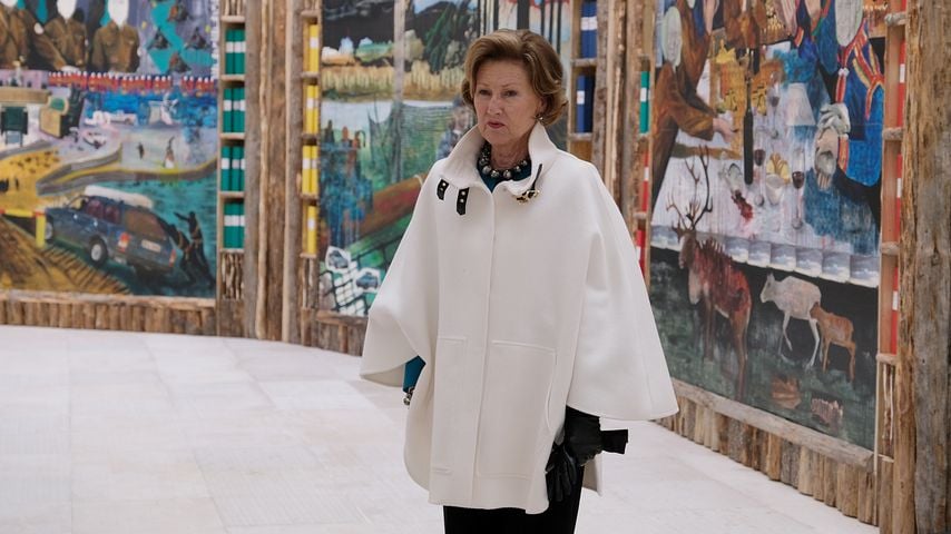 Königin Sonja von Norwegen bei einer Kunstausstellung
