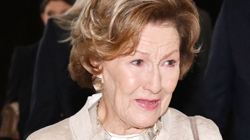 Königin Sonja von Norwegen posiert mit Wunden im Gesicht