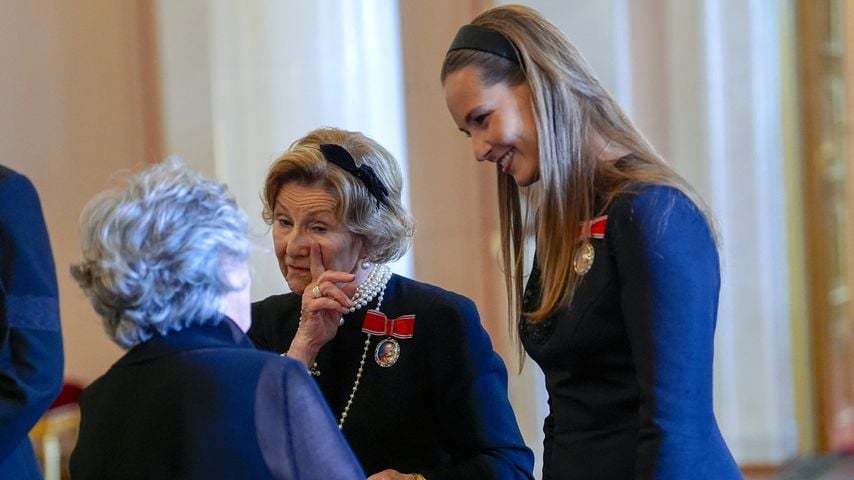 Königin Sonja und Kronprinzessin Ingrid Alexandra sprechen nach Harald V.s Beisetzung im Königspalast mit einem Gast