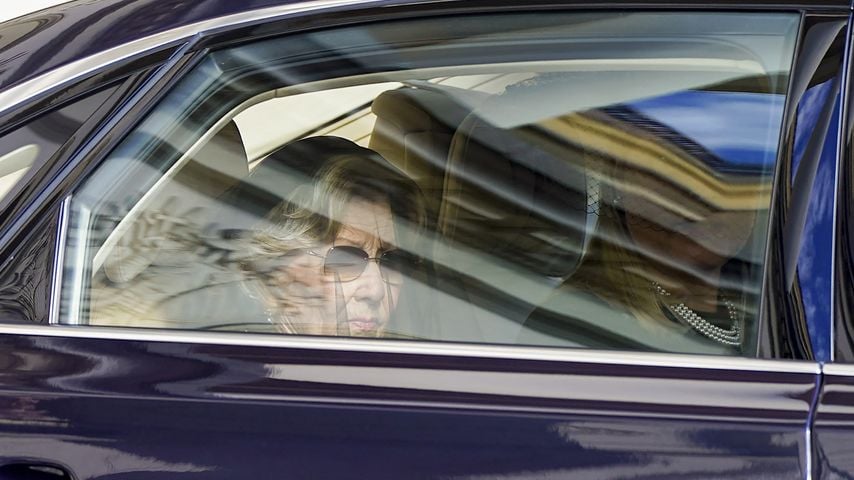 Königin Sonja und Kronprinzessin Mette-Marit begleiten den Trauerzug für König Harald V. in Oslo
