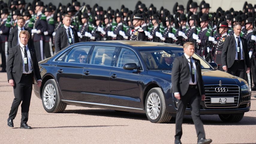 Königin Sonja begleitet den Trauerzug für König Harald V vom Schloss zum Osloer Dom