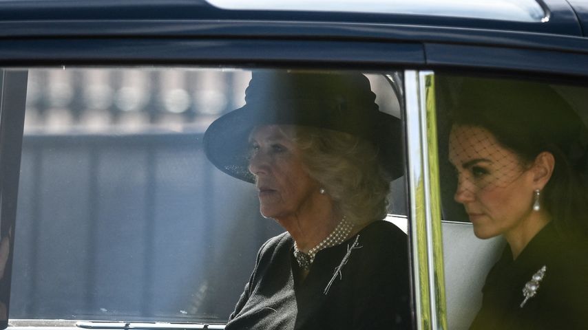 Königsgemahlin Camilla und Prinzessin Kate in der Prozession für Queen Elizabeth II.
