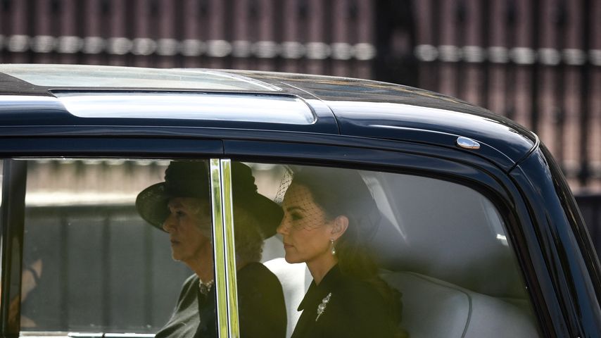 Hier fahren Königsgemahlin Camilla und Kate bei Prozession