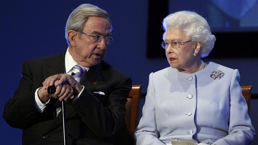 Konstantin II. von Griechenland und Queen Elizabeth II. in Crowthorne, 2011