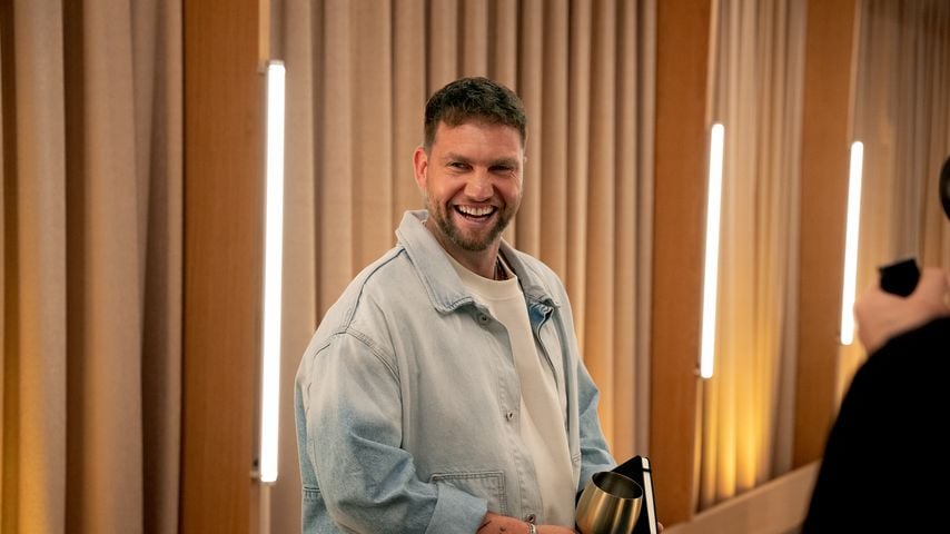 Regelverstoß? "Love Is Blind"-Konsti teasert Identität an