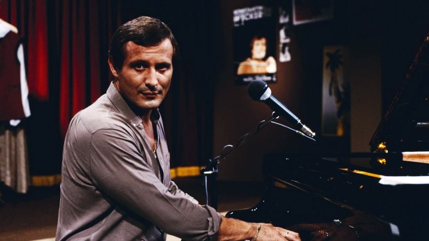 Konstantin Wecker bei seinem Auftritt in der ZDF-Kultur-Miniserie "Nichts Neues unter der Sonne", 1984