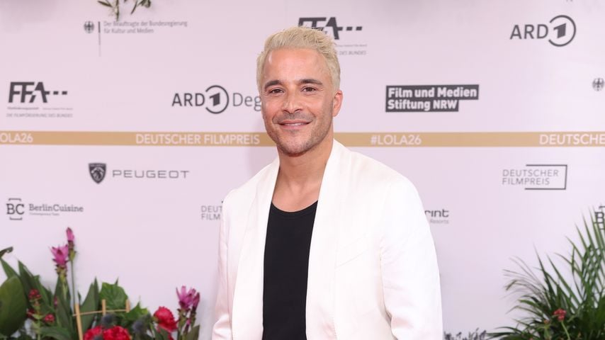 Kostja Ullmann besucht Deutschen Filmpreis mit neuem Look