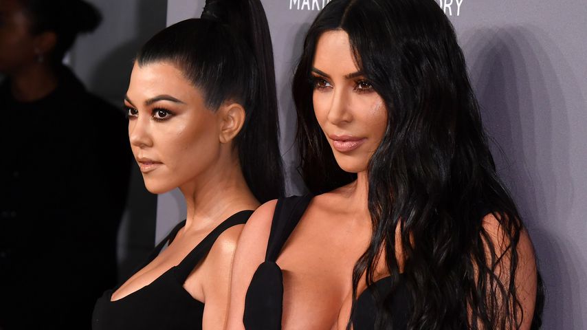 Kourney Kardashian (l.) und ihre Schwester Kim Kardashian West