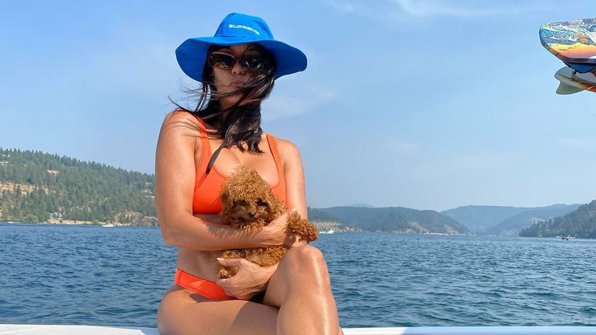 Kourtney Kardashian mit Hund Ruby auf einem Boot