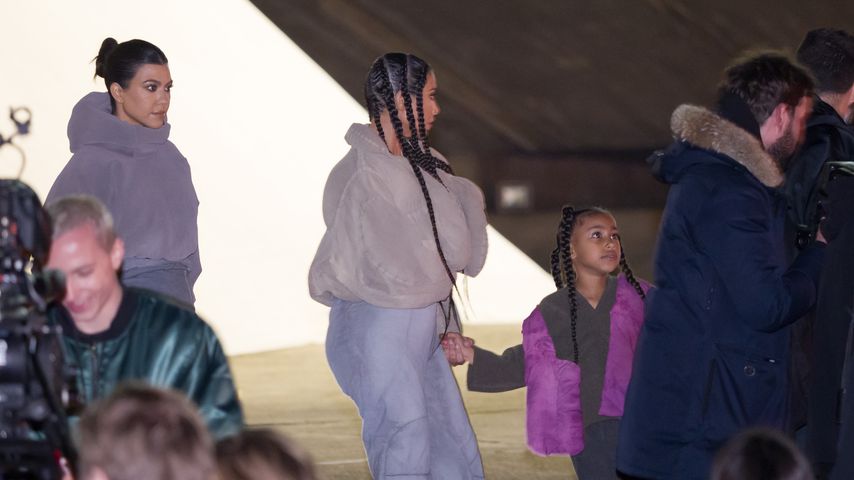 Kourtney und Kim Kardashian mit North West bei der Yeezy Fashion Show im März 2020
