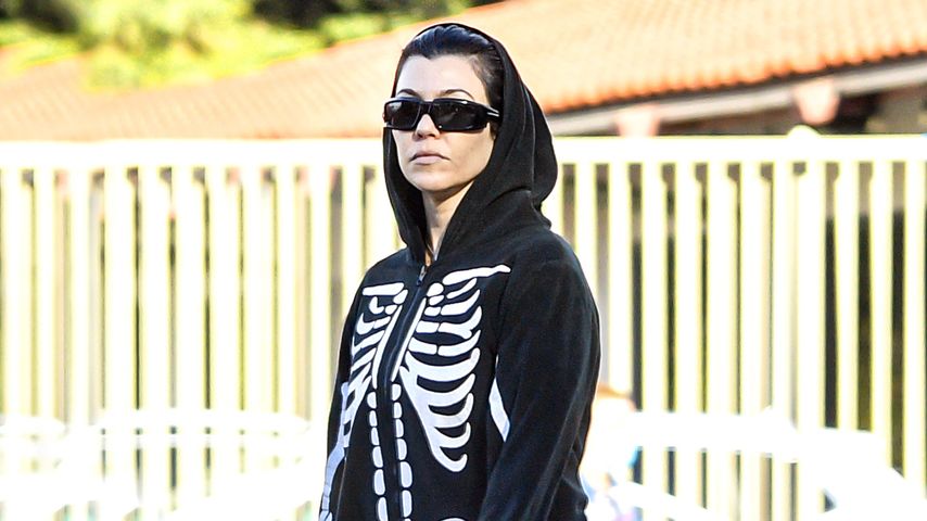 Top oder Flop? Kourtney Kardashian trägt Skelett-Overall