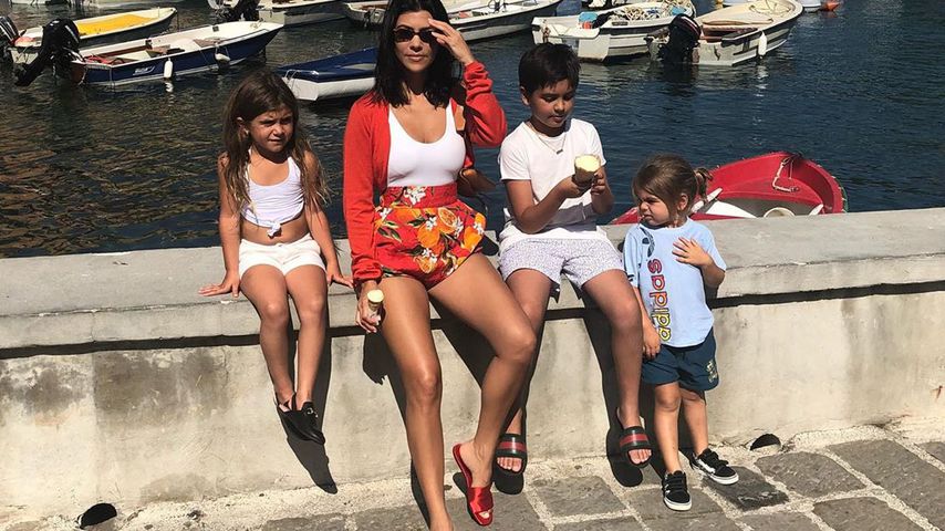 Kourtney Kardashian mit ihren Kindern Penelope, Mason und Reign