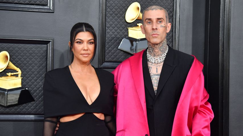 Kourtney Kardashian mit Travis Barker bei den Grammys 2022