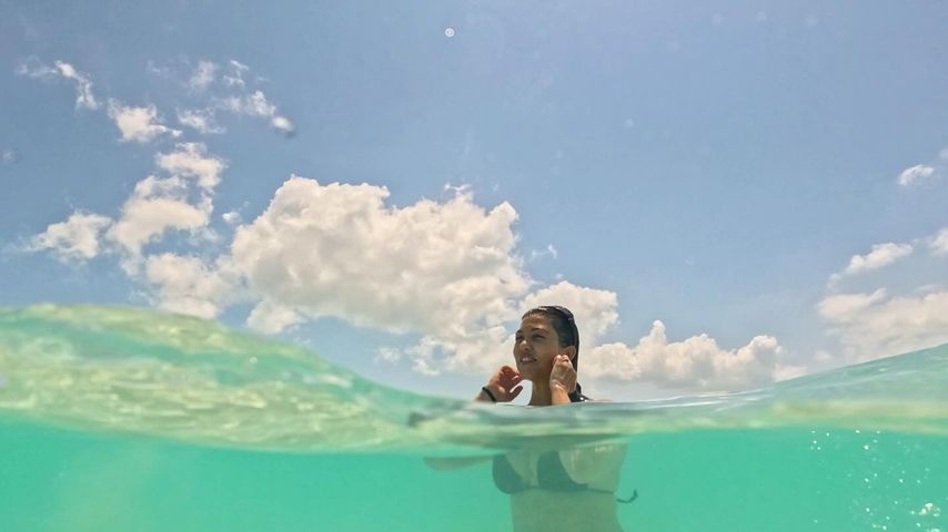 So süß feiert Kourtney Kardashian ihren Mami-Körper!