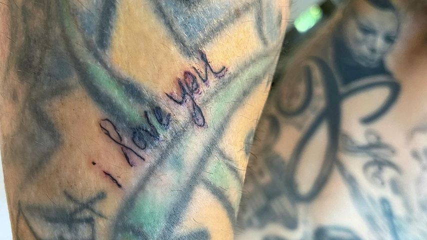 Kourtney Kardashians Tattoo auf Travis' Körper