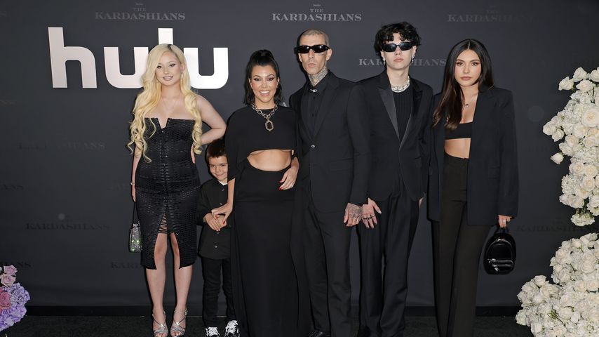 Kourtney Kardashian, Travis Barker am 7. April bei der Premiere "The Kardashians" 2022 in L.A.