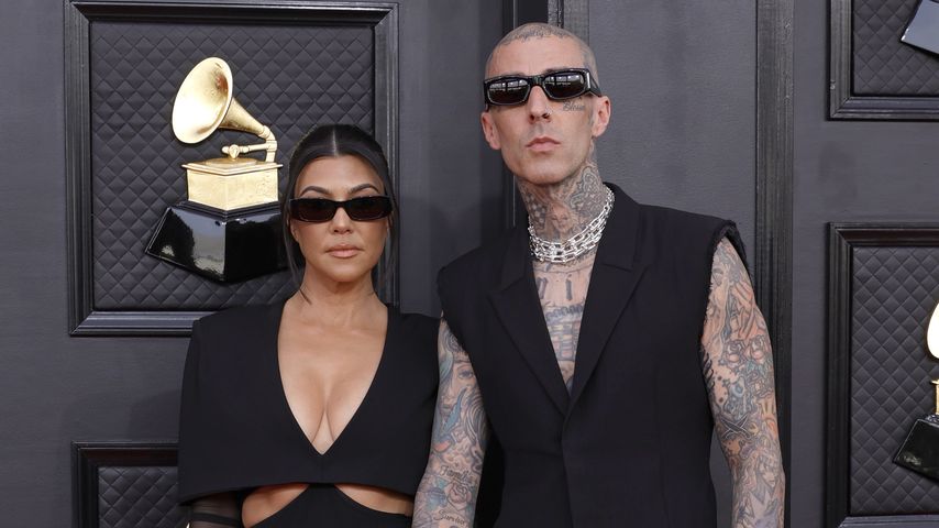 Kourtney Kardashian mit Travis Barker bei den 64. Grammy Awards