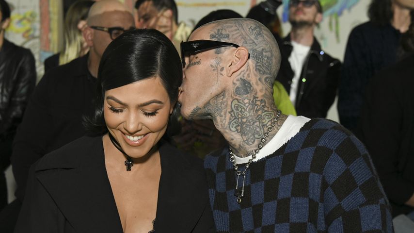 Kourtney Kardashian und Travis Barker bei einer Modeshow 2022