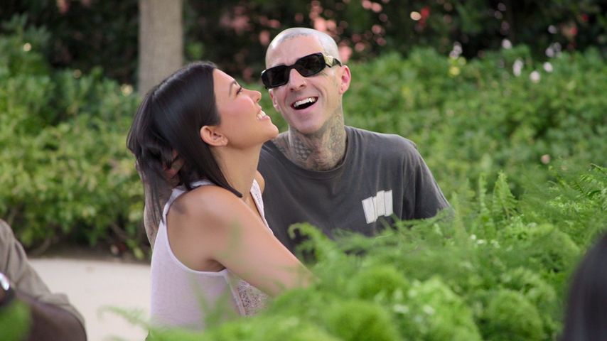 Kourtney Kardashian und Travis Barker in "The Kardashians"