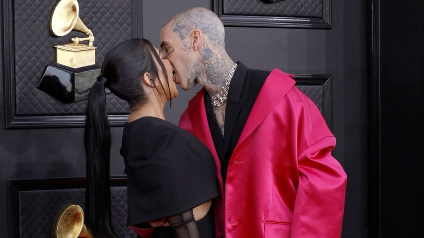 Kourtney Kardashian und Travis Barker bei den 64. Grammy Awards