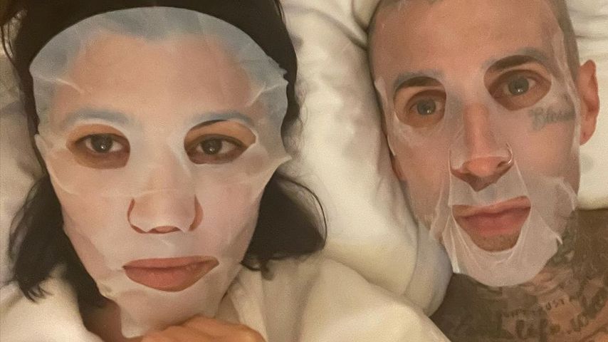 Mit Gesichtsmasken: Hier liegen Kourtney und Travis im Bett