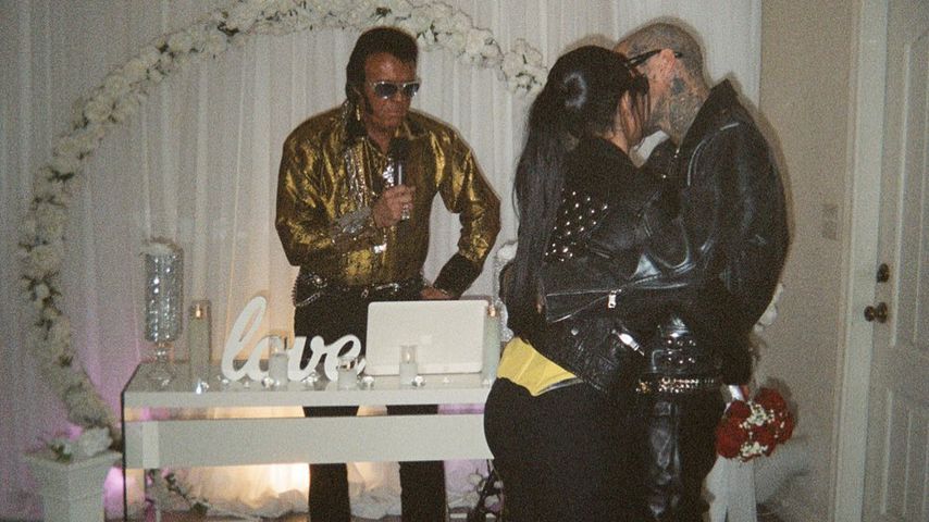 Kourtney Kardashian und Travis Barker mit ihrem Elvis-Trauredner