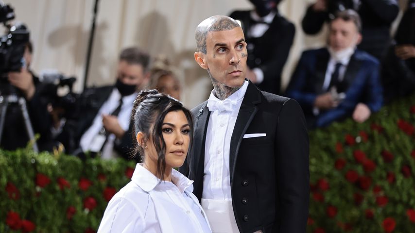 Kourtney Kardashian und Travis im Partnerlook auf Met Gala