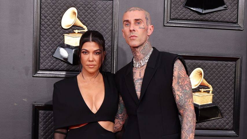 Kourtney Kardashian und ihr Mann Travis Barker auf dem roten Teppich