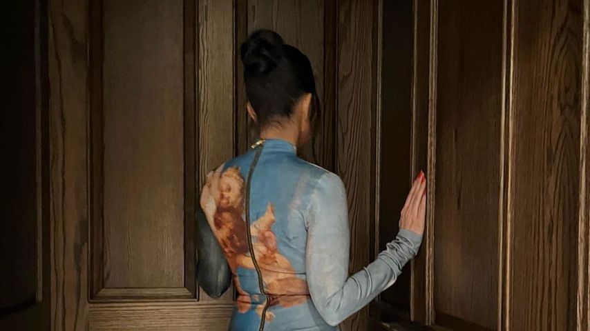 Kourtney Kardashians Kleid von hinten
