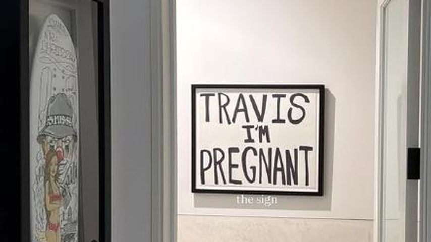 Kourtney Kardashian postet ein Foto von ihrem ikonischen "Travis, ich bin schwanger"-Schild