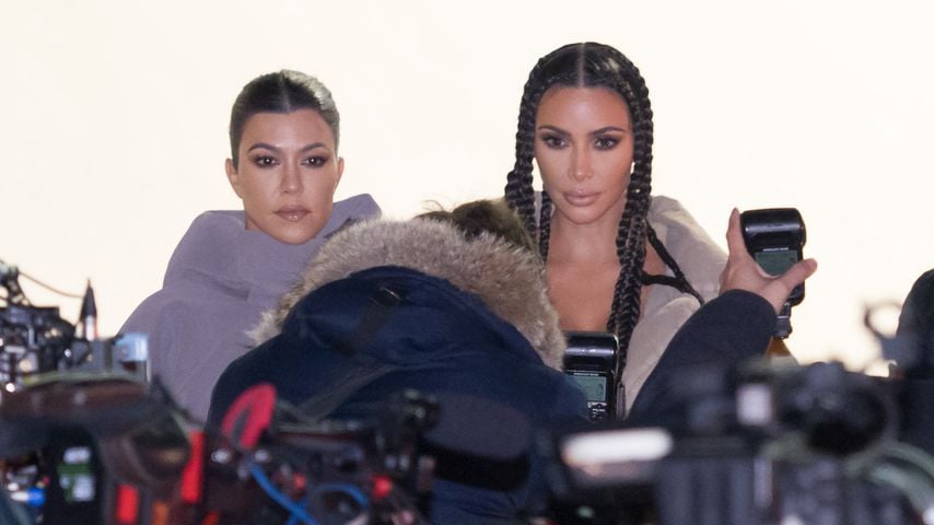 Kourtney und Kim Kardashian bei der Yeezy Fashion Show im März 2020