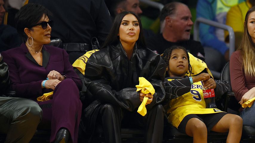 Kris Jenner, Kim Kardashian und ihr Sohn Saint West im April 2023 beim Basketball