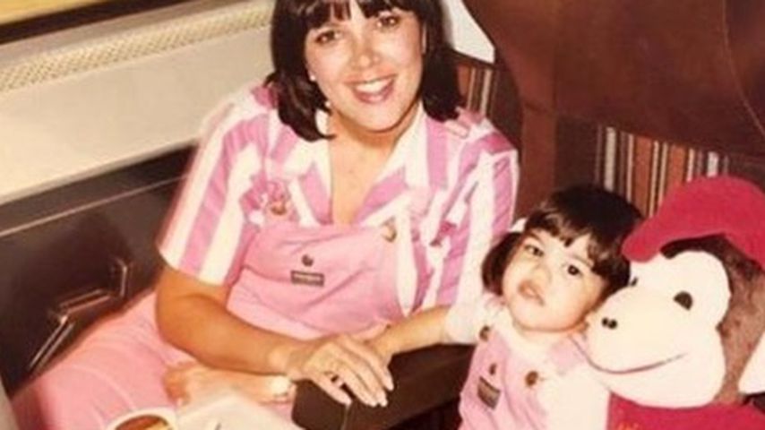 Kris Jenner mit ihrer Tochter Kourtney Kardashian in jungen Jahren