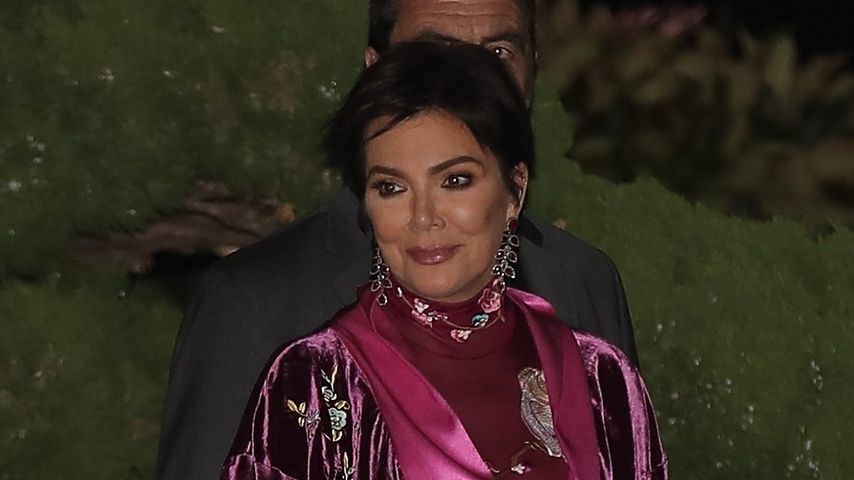 Kris Jenner geht im Fuchsia-Kimono-Kleid zur Weihnachtsfeier