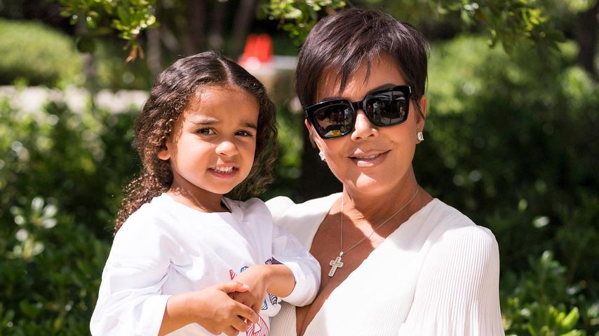 Kris Jenner hält ihre Enkelin Dream auf dem Arm