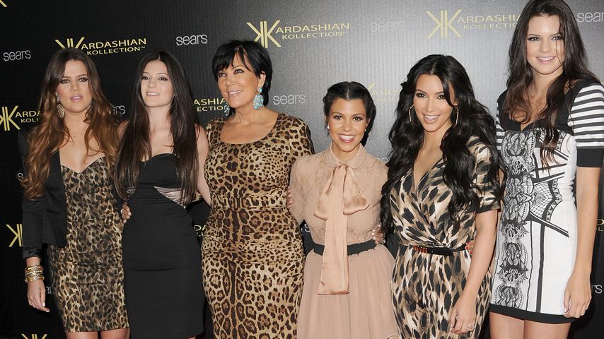 Kris Jenner und ihre Töchter auf dem roten Teppich, 2011