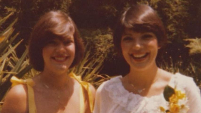 Kris Jenner und ihre Schwester Karen in jungen Jahren