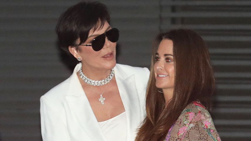 Kris Jenner und Kyle Richards Arm in Arm, Juni 2021